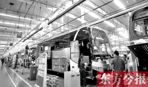 隨著能源和環(huán)保的壓力加大，跟隨國(guó)家的產(chǎn)業(yè)風(fēng)向標(biāo)，河南汽車產(chǎn)業(yè)也大力發(fā)展電動(dòng)汽車，力求“彎道超車”。