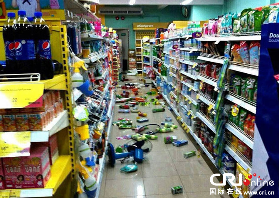 　當(dāng)?shù)貢r(shí)間2014年5月5日，泰國(guó)清萊，超市貨架上的商品散落一地。