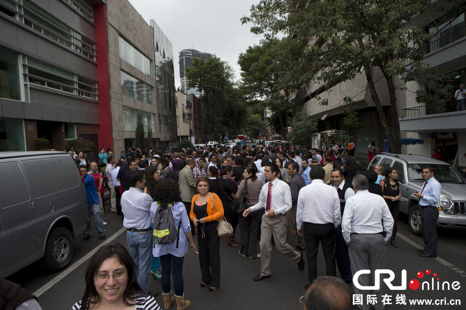 當(dāng)?shù)貢r間2014年5月8日，墨西哥墨西哥城，市民聚集在街道上。　圖片來源：Rebecca Black