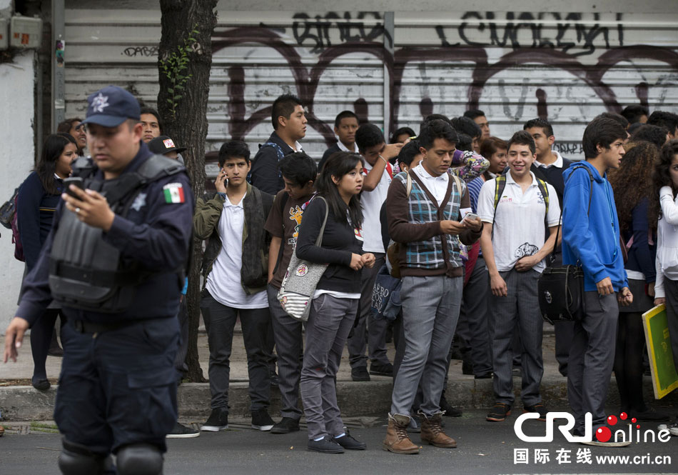 當(dāng)?shù)貢r間2014年5月8日，墨西哥墨西哥城，市民等在路邊等待道路重新開啟。