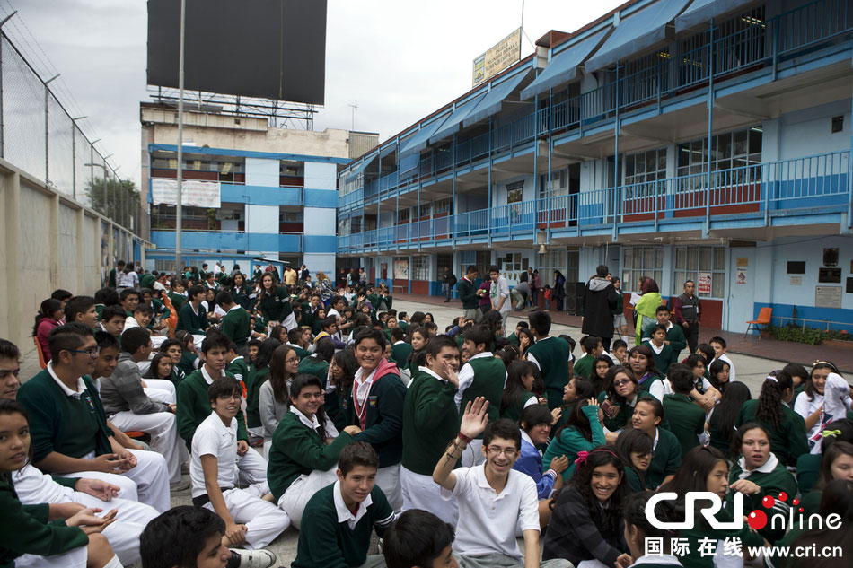 當(dāng)?shù)貢r間2014年5月8日，墨西哥墨西哥城，學(xué)生聚集在庭院內(nèi)?！? width=