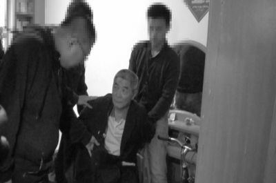 　向南夫被警方抓獲。