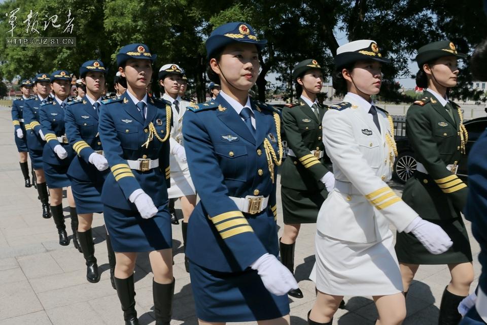 解放軍首批女儀仗兵亮相，90%以上擁有大專以上學(xué)歷，平均身高1.72米。圖為女兵儀仗隊(duì)。