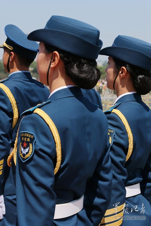 解放軍首批女儀仗兵亮相，90%以上擁有大專以上學(xué)歷，平均身高1.72米。圖為女兵儀仗隊(duì)。