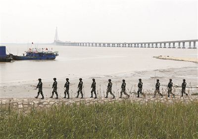 上海加強(qiáng)安保工作，警方在長(zhǎng)江沿岸巡邏