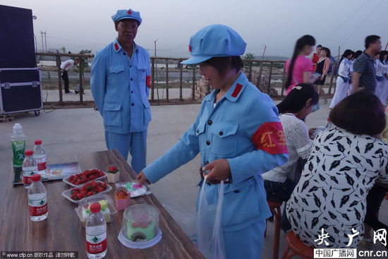 河南一農(nóng)場近百名員工著紅軍裝上班 河南一農(nóng)場近百名員工著紅軍裝上班