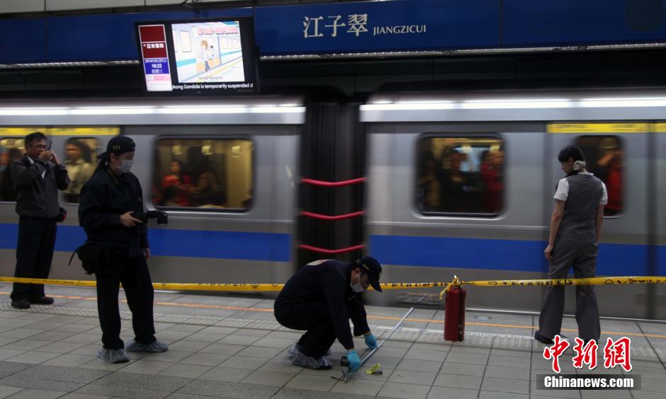 圖為新北市警察在現場勘查。中新社發(fā) 劉舒凌 攝