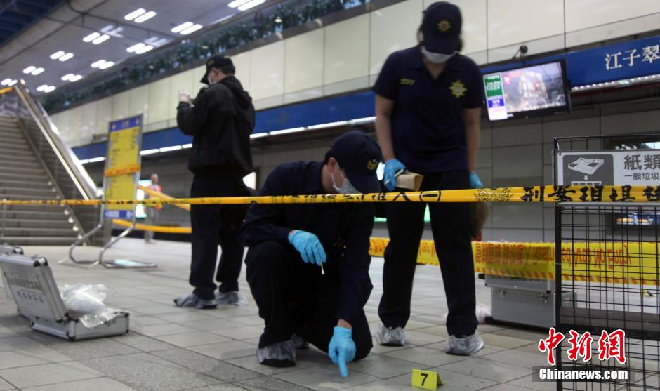 圖為新北市警察在現場勘查。中新社發(fā) 劉舒凌 攝