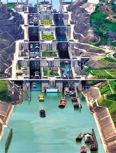 今年5月11日,三峽工程五級船閘,船只正在過閘。
