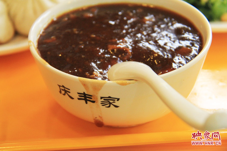 一碗炒肝,看上去也有滋有味。