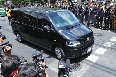 英拉向泰國(guó)軍方報(bào)到后被扣留。