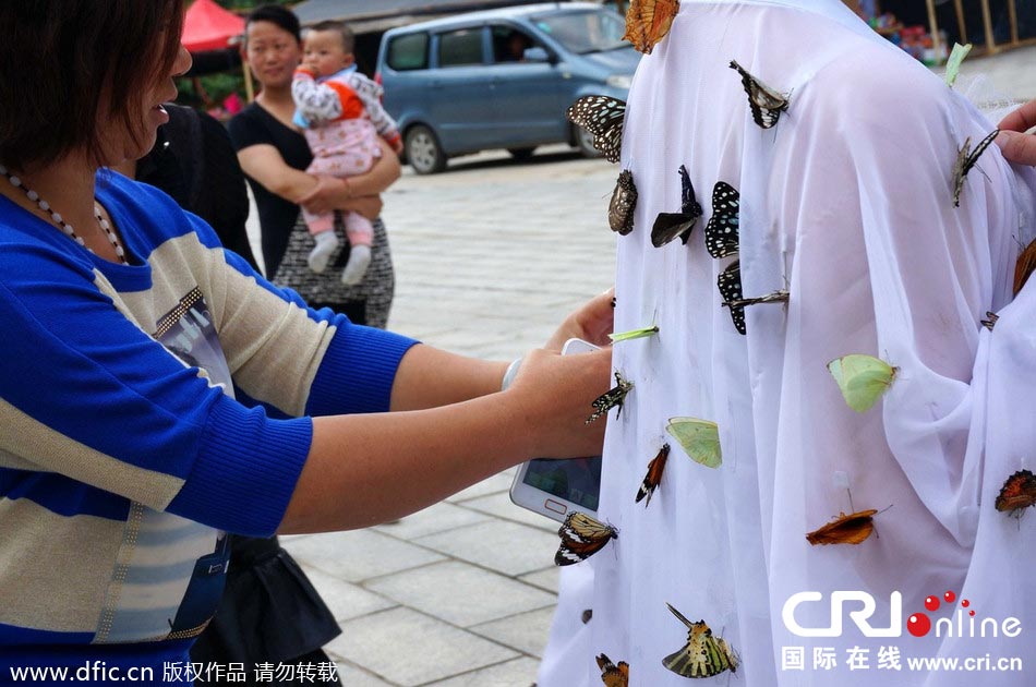 “蝴蝶仙子”身穿上百只剛剛扎死的蝴蝶。圖片來(lái)源：老祝/東方IC