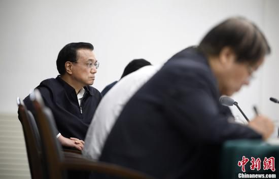 李克強(qiáng)在赤峰主持召開部分企業(yè)與金融機(jī)構(gòu)負(fù)責(zé)人座談會(huì)。