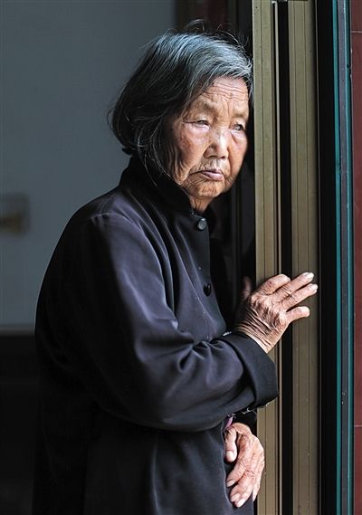 為了能“睡棺木”土葬，潘秀英四次喝農(nóng)藥自殺，后被搶救過來。