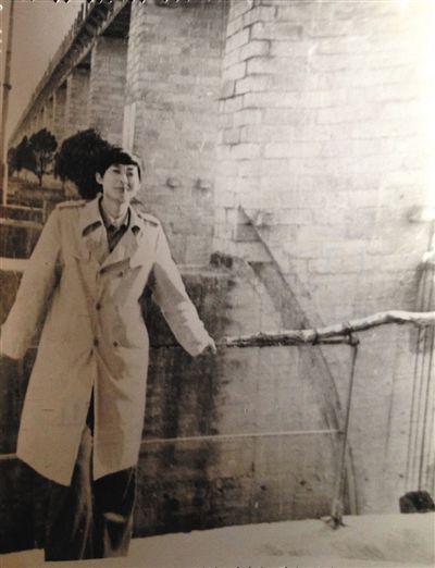 1995年，于英生在蚌埠淮河閘上留影。