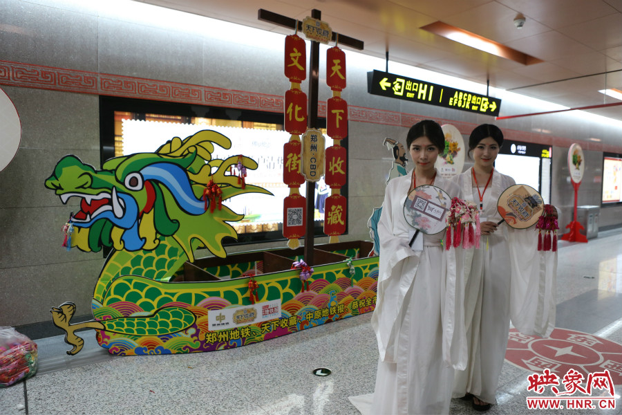 乘著龍舟“穿越”到鄭州的兩位古裝美女。