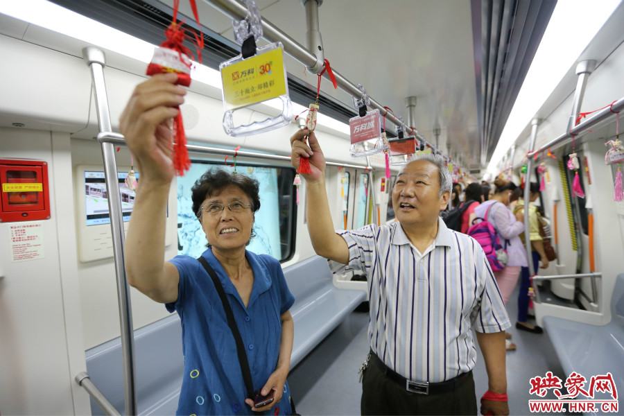濃濃的端午文化吸引了不少老年人前來(lái)乘坐地鐵。