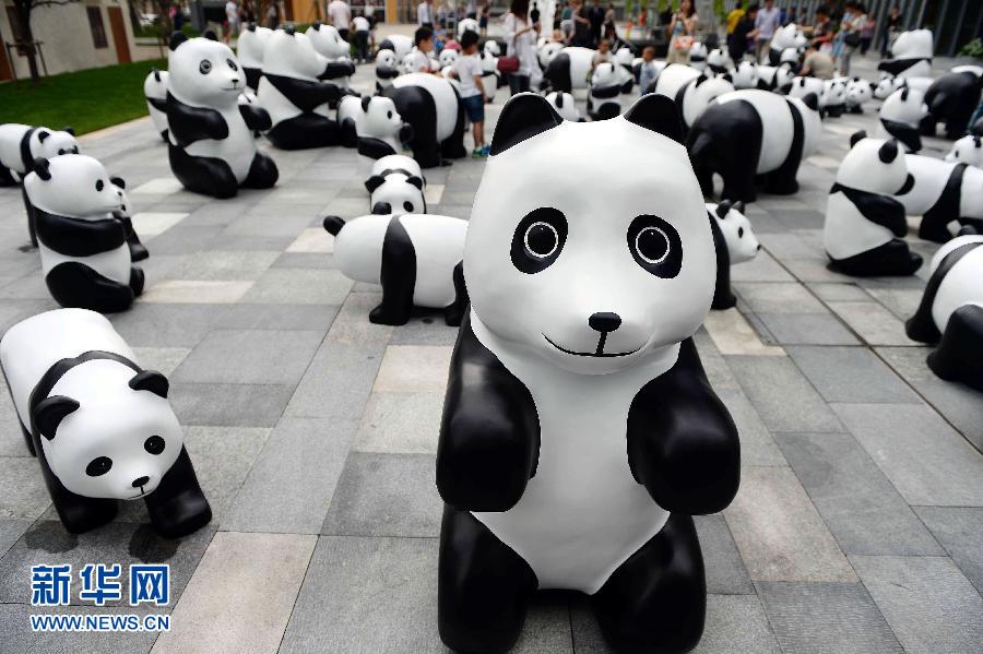 這是6月2日在上海靜安嘉里中心廣場(chǎng)拍攝的萌態(tài)百出的“熊貓”大軍。
