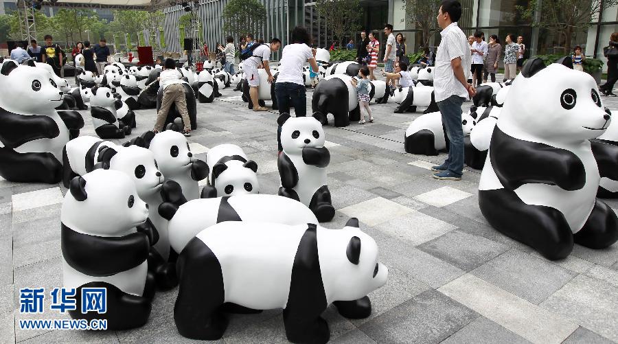 6月2日在上海街頭拍攝的大熊貓模型。