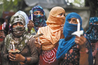 印度民眾舉行紀(jì)念儀式，悼念在強奸案中遇害的兩名少女。