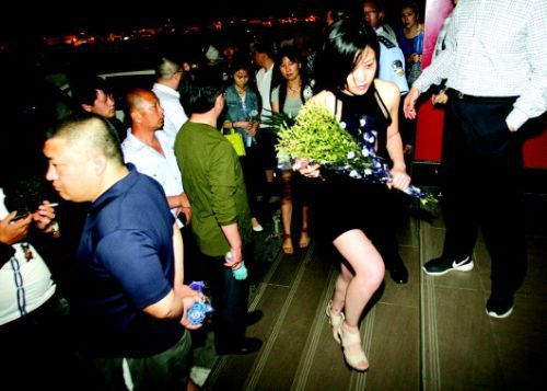 血案發(fā)生幾天來，很多招遠(yuǎn)市民自發(fā)送來鮮花，悼念逝者。本報(bào)記者趙金陽見習(xí)記者呂奇攝