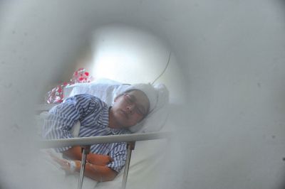 　6月3日，被打的值班醫(yī)生在病房接受治療。新華社發(fā)