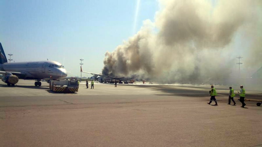 俄羅斯一架客機(jī)在機(jī)場(chǎng)著火損毀