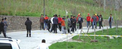 上圖：工廠保安拒絕外人入內(nèi)。下圖：工作人員戴上防護面具進入現(xiàn)場?！把胍曅侣劇蔽⒉? width=