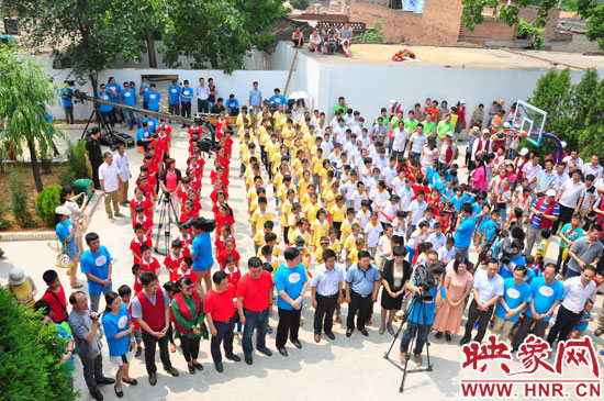 新農(nóng)村頻道為代窯小學發(fā)起的“讓愛綻放”公益援建活動現(xiàn)場 新農(nóng)村頻道為代窯小學發(fā)起的“讓愛綻放”公益援建活動現(xiàn)場