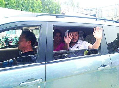 孫正龍和妻子、家人，揮手和醫(yī)護人員告別。張凌飛