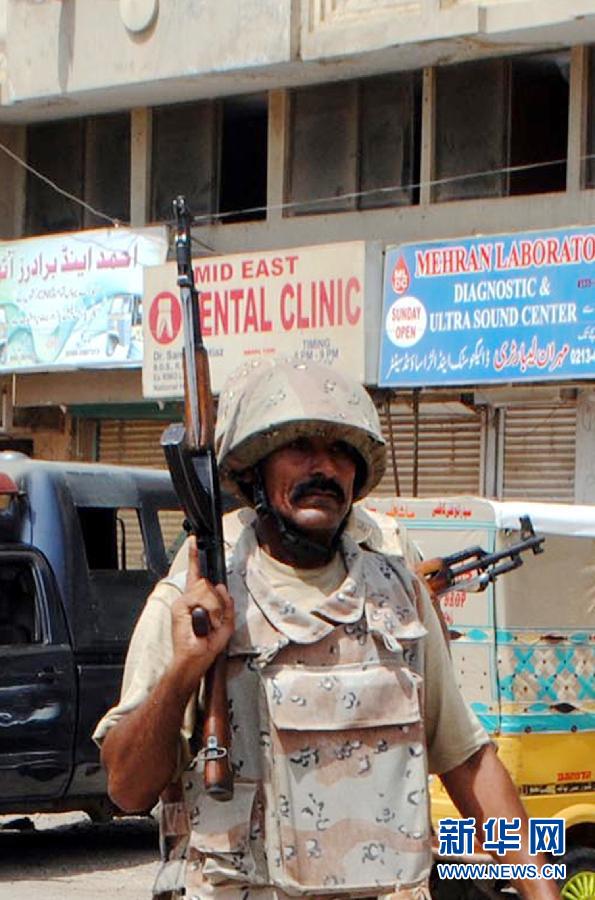 6月10日，在巴基斯坦南部城市卡拉奇真納國(guó)際機(jī)場(chǎng)附近，安全人員在街頭警戒。