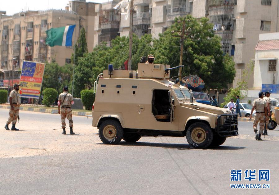 6月10日，在巴基斯坦南部城市卡拉奇真納國(guó)際機(jī)場(chǎng)附近，安全人員在街頭警戒。