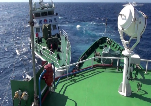 越南拍攝的中國(guó)海空力量護(hù)衛(wèi)981鉆井平臺(tái)。