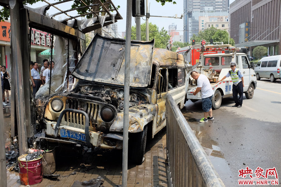吉普車燒毀嚴重，基本報廢。