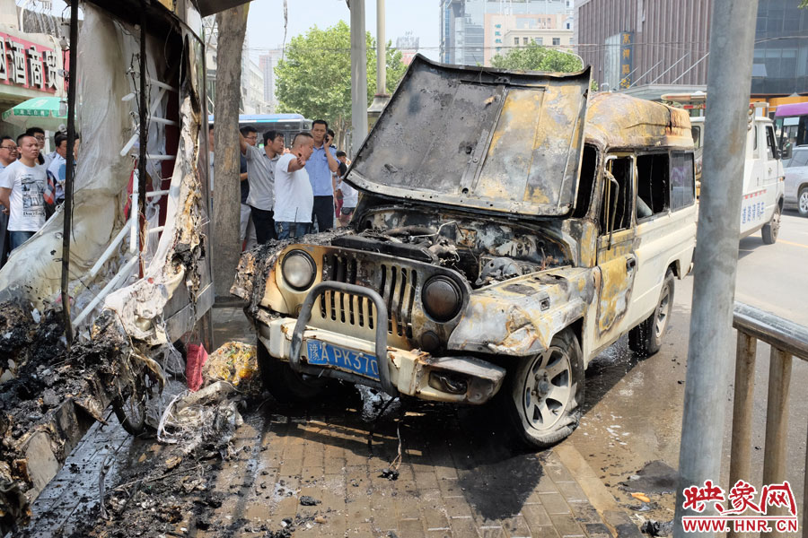 火災(zāi)撲滅后，交警部門將車進行拖離。