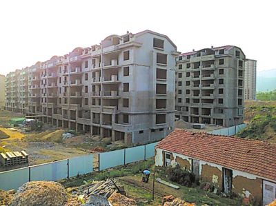 住宅樓的外立面還未裝修，但據售樓處工作人員介紹，第一批開盤已經賣掉了99套。