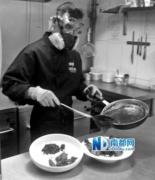 廚師在烹制最辣雞腿醬時要戴“防辣”面罩。