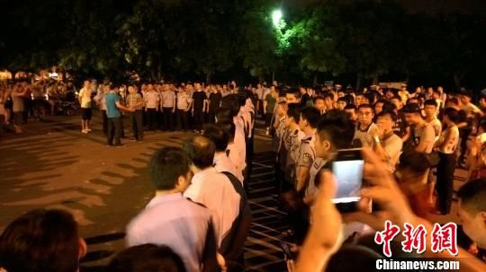 大批警力集中撤離現(xiàn)場。 王剛 攝