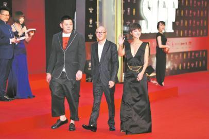 　　《勝利》劇組走紅毯，只可惜黃海波未能參加。