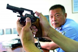 出發(fā)前,認(rèn)真檢查槍械。