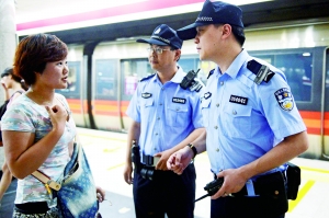 地鐵內(nèi),遇到群眾求助。