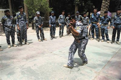 　5日，伊拉克巴格達(dá)，新招募的安全部隊(duì)成員進(jìn)行訓(xùn)練。