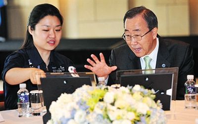 2008年7月，聯(lián)合國(guó)秘書(shū)長(zhǎng)回到韓國(guó)時(shí)，特意會(huì)見(jiàn)李炤燕。