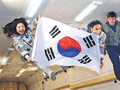 　2007年9月10日，李炤燕（左）在俄羅斯首都莫斯科接受零重力飛行訓(xùn)練。