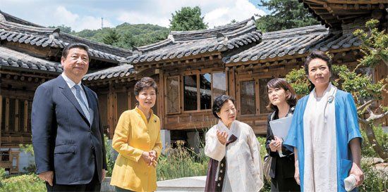 照片中左起分別是習(xí)近平、樸槿惠、家具博物館館長(zhǎng)鄭美淑(音)、隨同翻譯、彭麗媛。