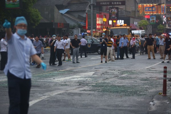 　圖為醫(yī)護(hù)人員到現(xiàn)場救援。