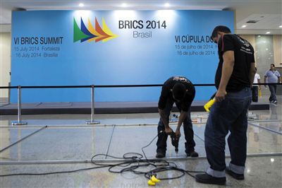 　13日，福塔萊薩的塞阿拉州會展中心，工作人員布置會場新聞發(fā)布廳。