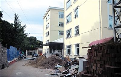 　該山莊目前正在建四星級(jí)賓館。新京報(bào)記者 吳江 攝