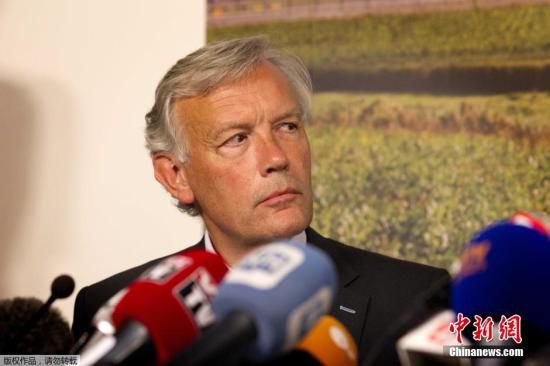 7月17日，在荷蘭阿姆斯特丹斯希普霍爾機場舉行的的新聞發(fā)布會上，馬航歐洲區(qū)負責人介紹情況。