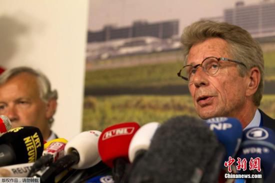 7月17日，在荷蘭阿姆斯特丹斯希普霍爾機場舉行的的新聞發(fā)布會上，馬航歐洲區(qū)負責人介紹情況。
